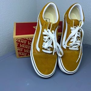 “Old Skool” women’s Vans